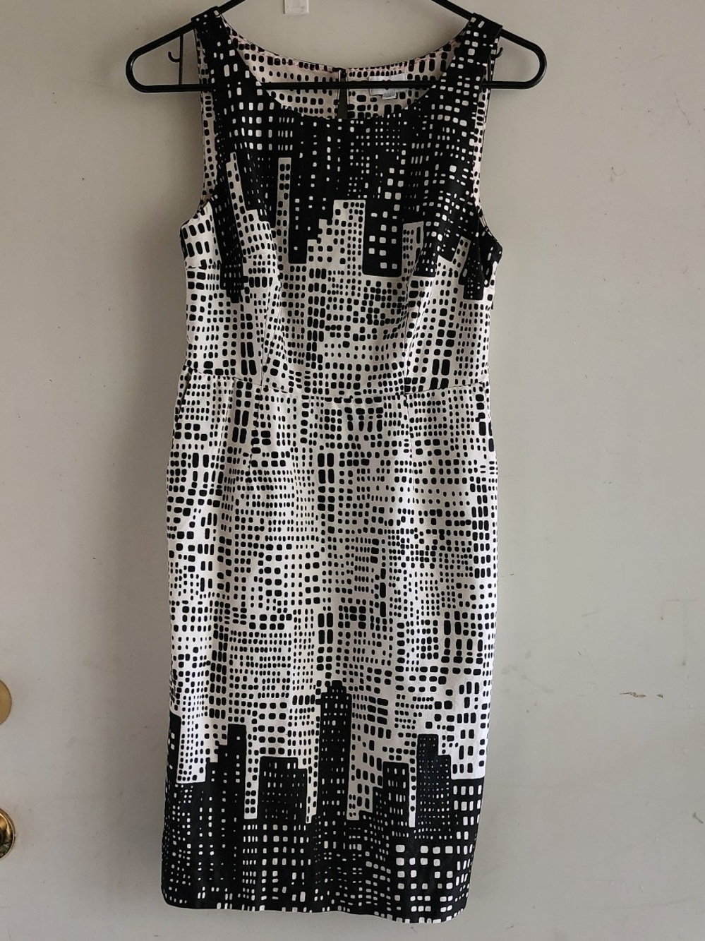 We Love Vera Sleeveless Black & White City Scape Patterned Sheath Dress